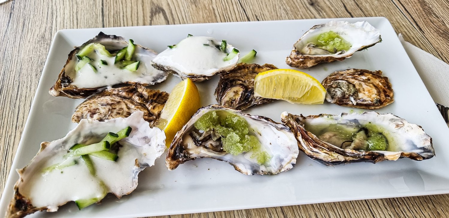 Fresh oysters with lemon