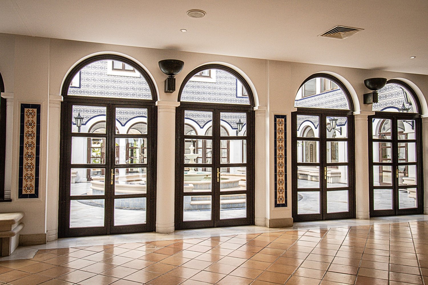 Room with arched tiled windows